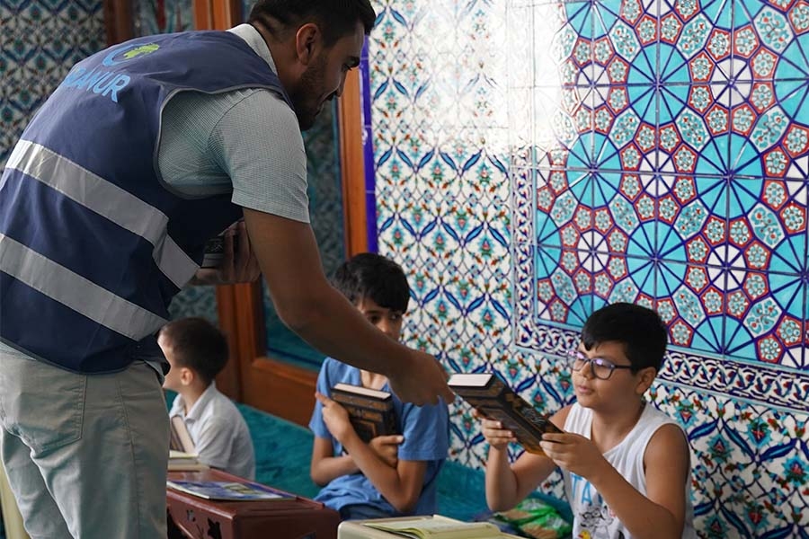 جمعية هيرانور قامت بتوزيع القرآن الكريم على الطلاب في البلاد!