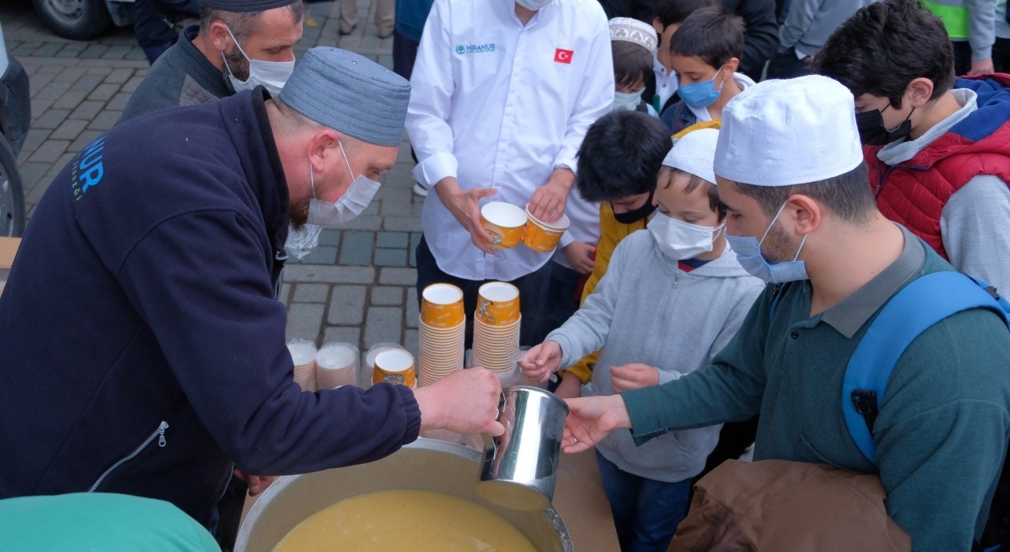 Fetih Yıldönümünde Ayasofya'da Sabah Namazı Sonrası Çorba Dağıtımı Yapıldı